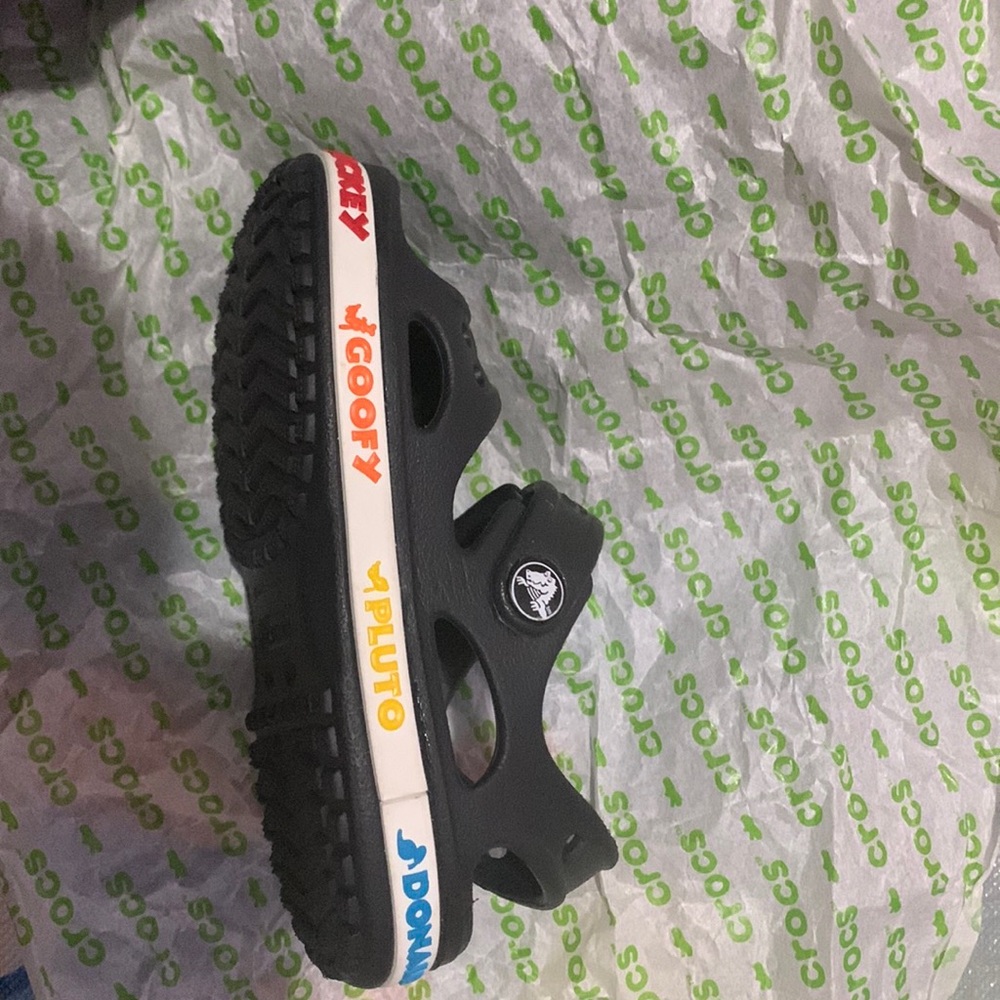 Mickey Mouse club house crocs light ups never worn size 7 toddlers